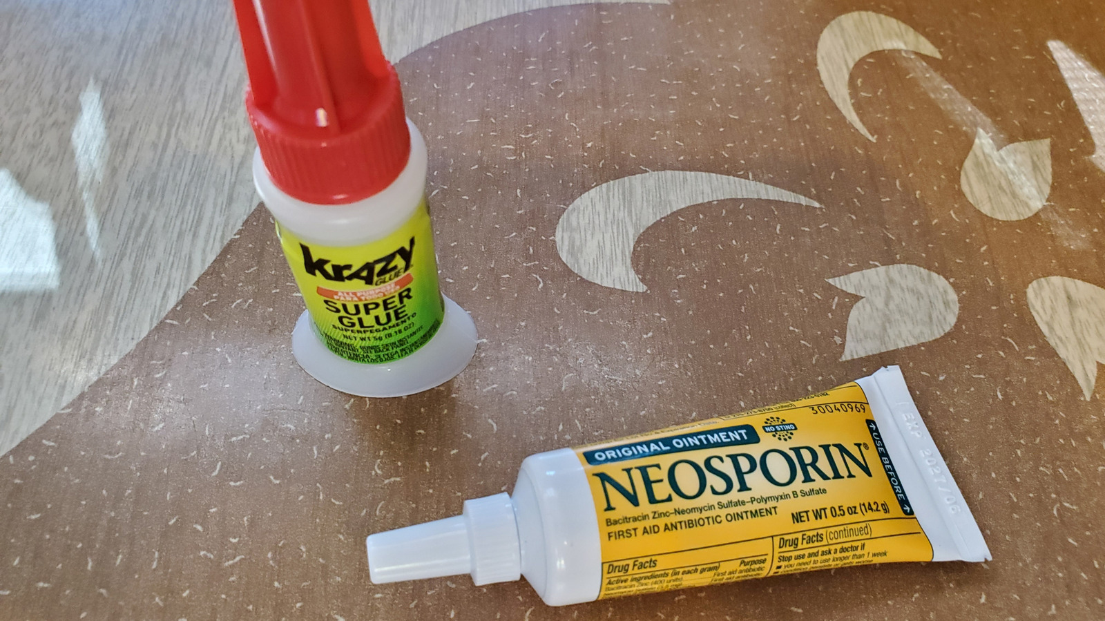 ניסינו להסיר דבק על באמצעות Neosporin, והפריצה הזו עשויה להזדקק לפסטר